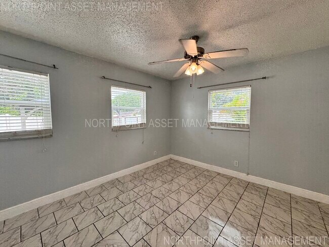 Building Photo - 2 Spacious Bedrooms and 2 Modern Bathrooms...