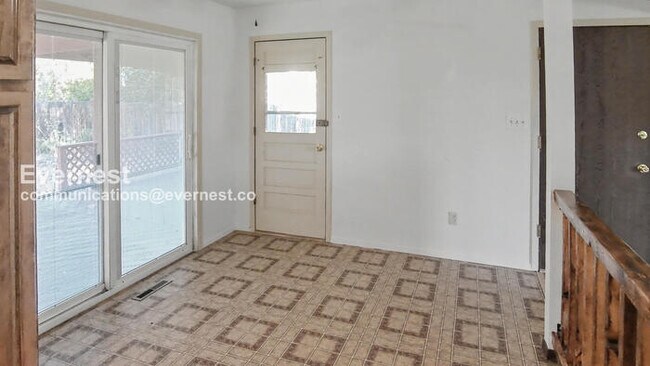 Building Photo - 4 Bed/2 Bath Home with Fenced Yard & Garage / Available Soon!