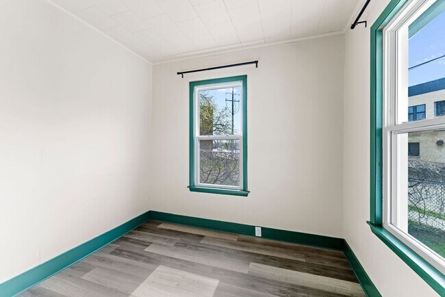 Building Photo - 457 Ahnaip St
