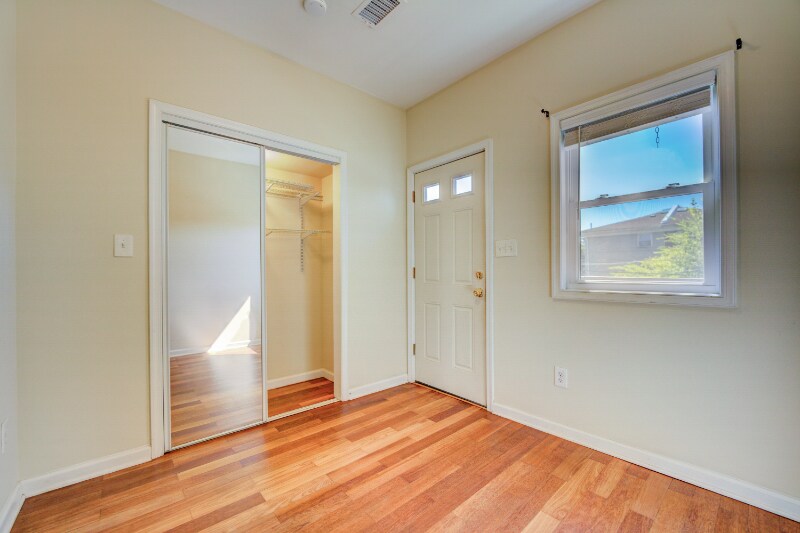 Building Photo - 303 Seaton Pl NE