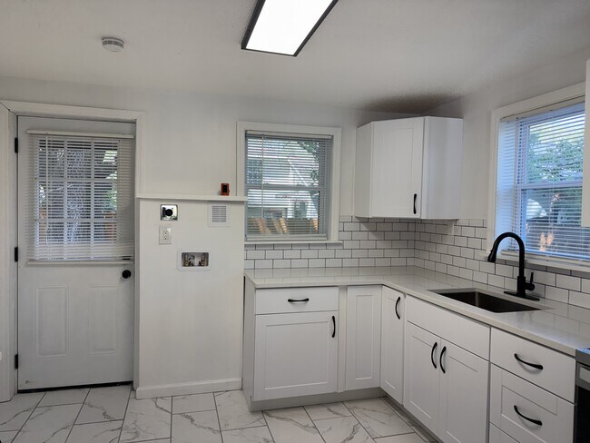 Building Photo - 239 Jenks St