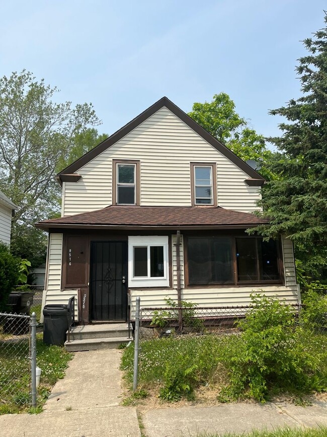 Building Photo - Huge 4 Bedroom Single Family House - almost 1500 SQ FT!