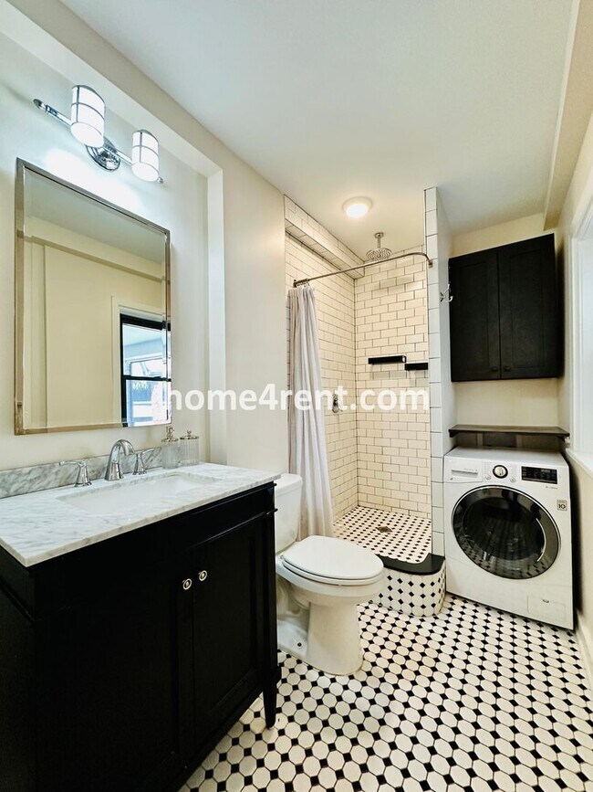 Building Photo - Luxury Condo Living Near the Country Club Plaza!