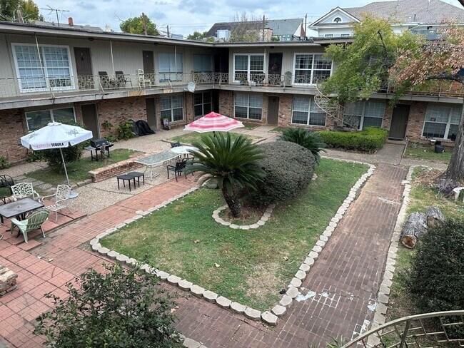 Building Photo - 820 W Alabama St