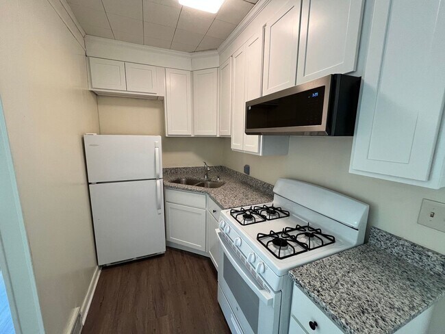 Building Photo - Spacious one bedroom 2nd floor apartment - Completely Remodeled!