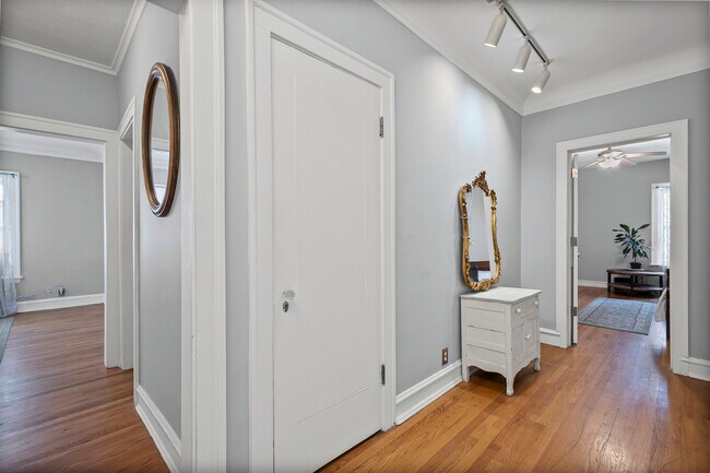 Building Photo - 906 Oakton St