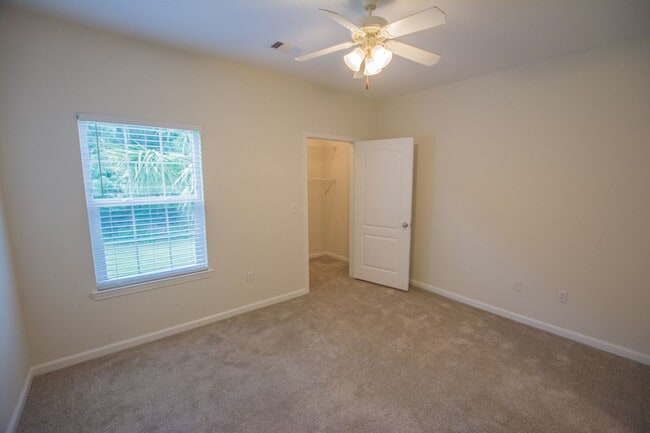 Building Photo - Lovely 2-bedroom, 2-bath condo available f...