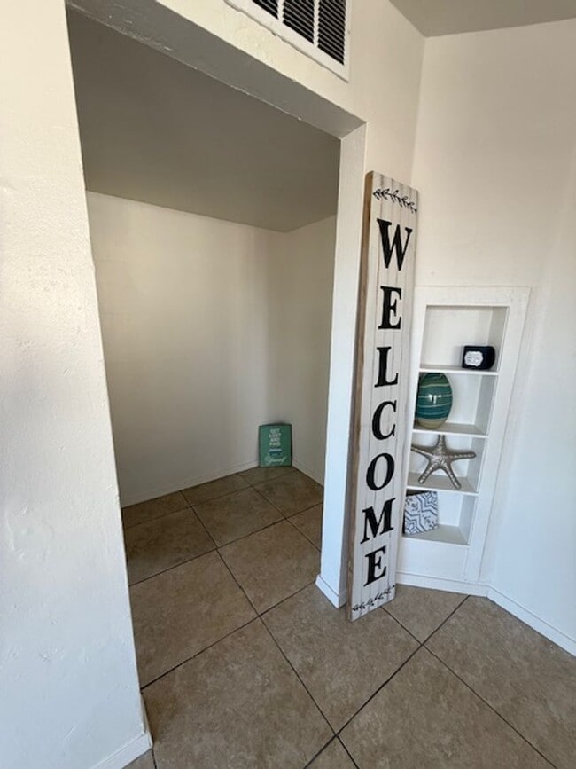 Building Photo - Refreshed and Ready for move in