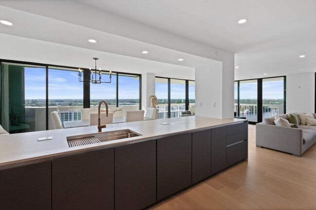 Building Photo - 115 Lakeshore Dr