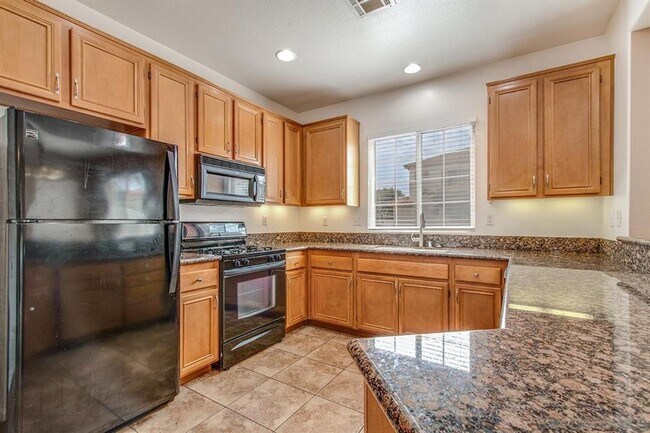 Building Photo - Available end of January 2026 - Private end unit townhome!