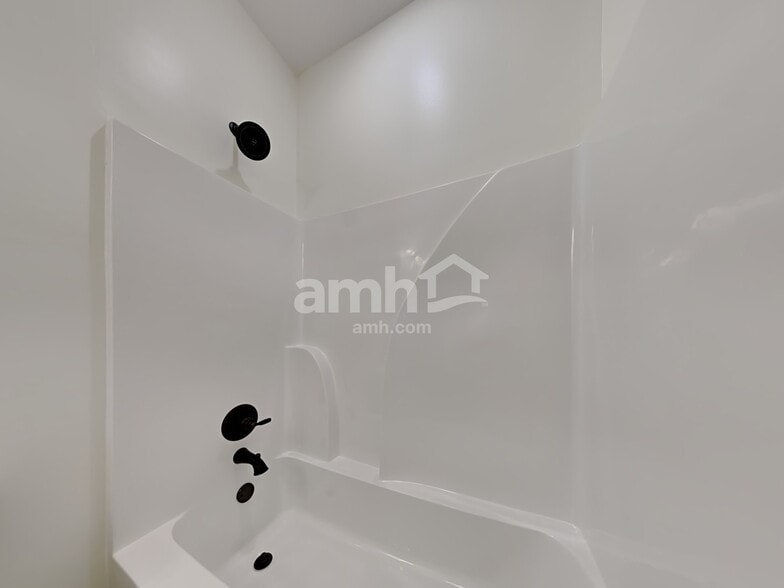 Building Photo - 4130 Vineyard Dr E