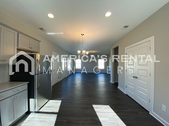 Building Photo - 215 White Oak Cir