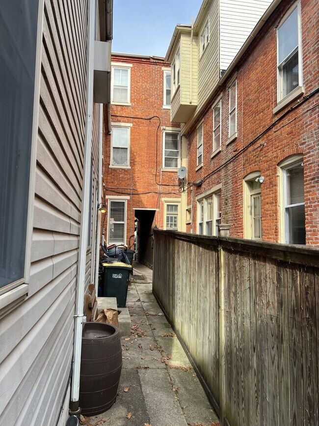 Building Photo - 506 W Chestnut St