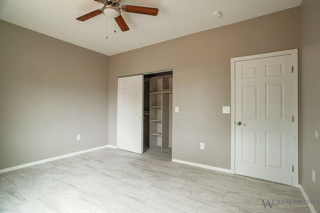 Building Photo - 1349 W Hualpai Rd