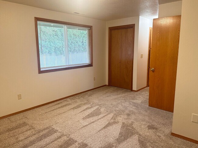 Building Photo - 2538 NE Norton Ct
