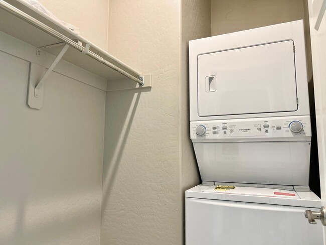 Building Photo - 152 N 56th Pl