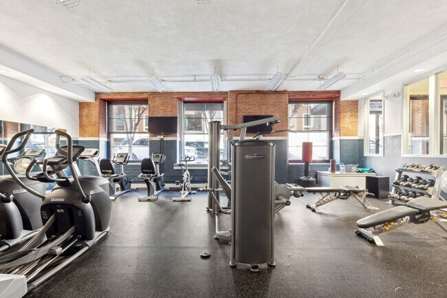 Building Photo - Newly Renovated Condo Center City