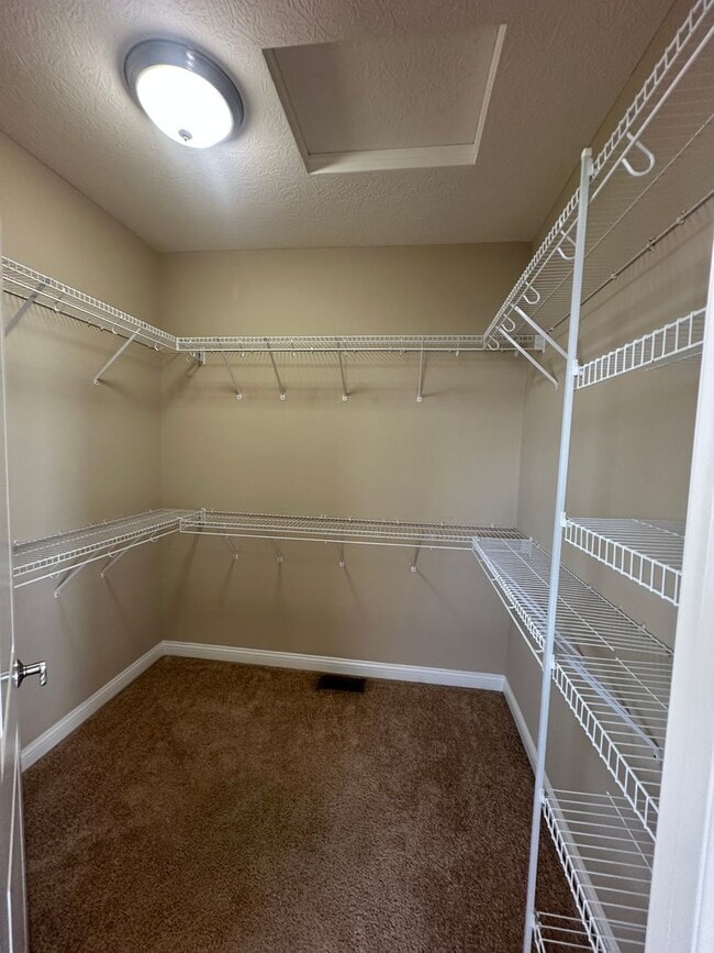 Building Photo - Lakes of Worthington