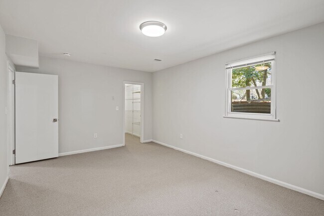 Building Photo - 100 Oak Dr