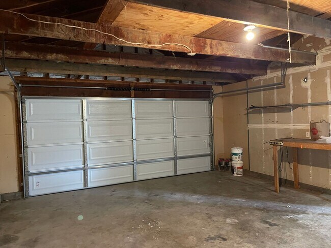 Building Photo - Fresh & Clean 3br with views