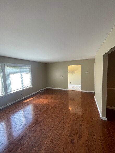 Building Photo - 6947 Highland Park Dr