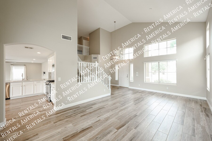 Building Photo - 2305 E Cherry Hills Pl