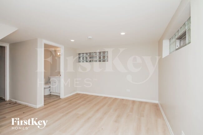 Building Photo - 14340 Kenwood Ave