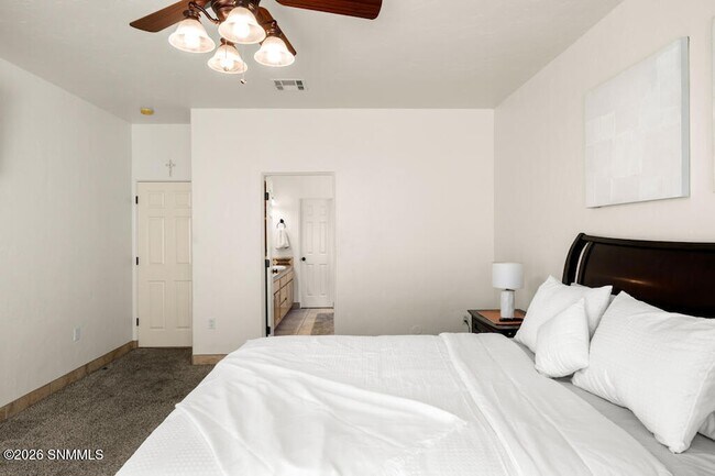 Building Photo - 2561 Desert Cove Pl