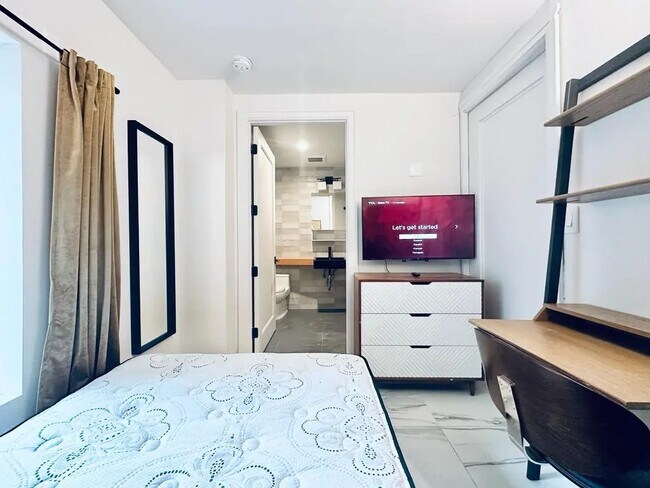Building Photo - Furnished room/NOT APARTMENT