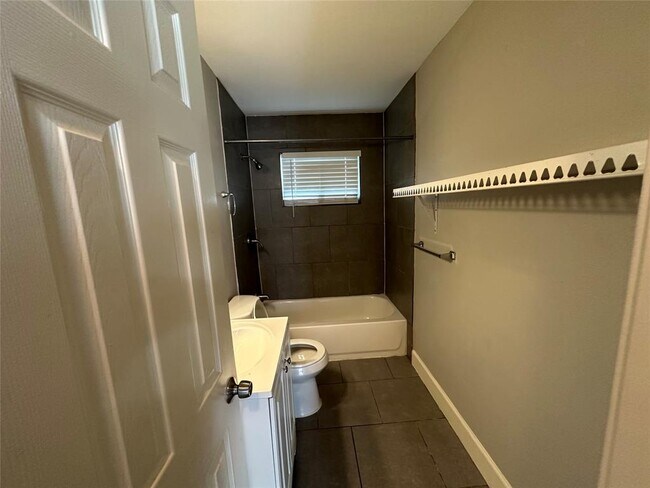 Building Photo - 9329 Chesterfield Dr