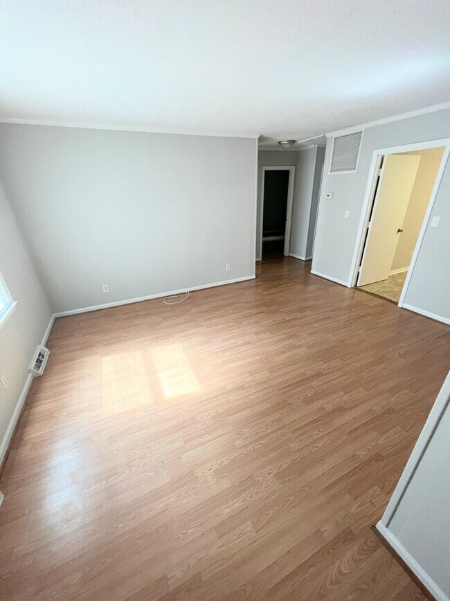 Building Photo - 1039 Oakmont Cir