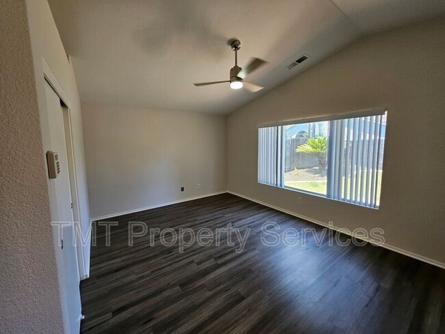 Building Photo - 3533 Des Moines Dr