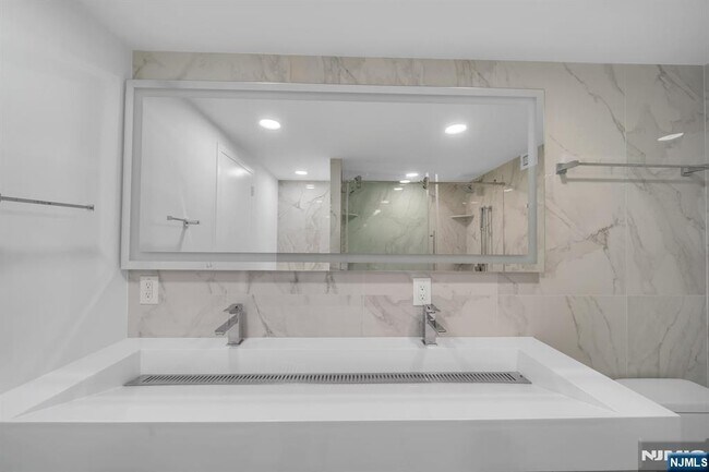 Building Photo - 1055 River 809