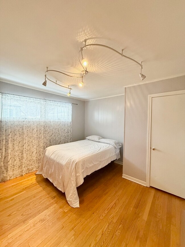 Building Photo - 2909 Oakton St