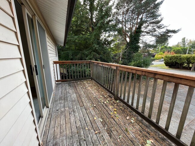 Building Photo - 2 Bed, 1 Bath - Close to Bus Stops, Conven...