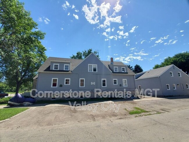 Building Photo - 208 5th Ave SW