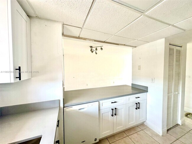 Building Photo - 8889 Fontainebleau Blvd