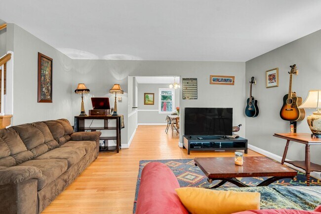 Building Photo - 3-bedroom, 1 and half bathroom end-of-group townhome in the quiet Stoneridge neighborhood in Towson