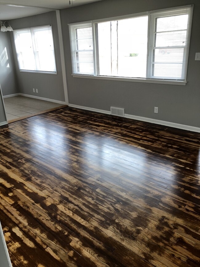 Building Photo - ***Coming available in April - showings start April 6th***