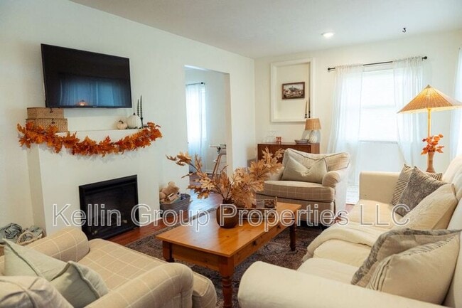 Building Photo - 1805 E Fern Rd