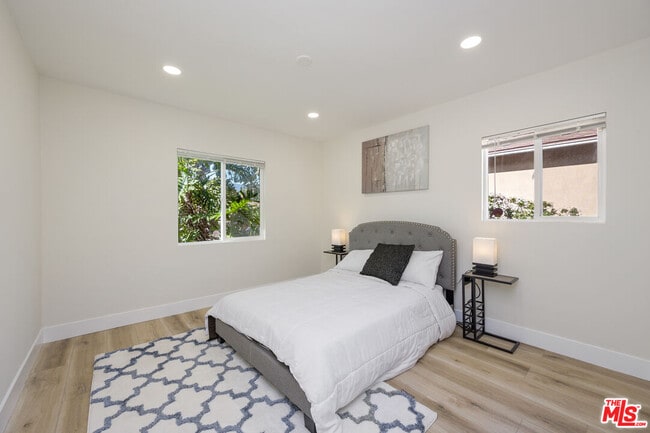 Building Photo - 2936 S Bentley Ave