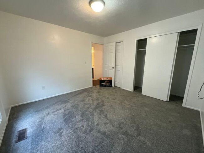 Building Photo - 4 Bedroom 2 Bath Twin Home Move in ready t...