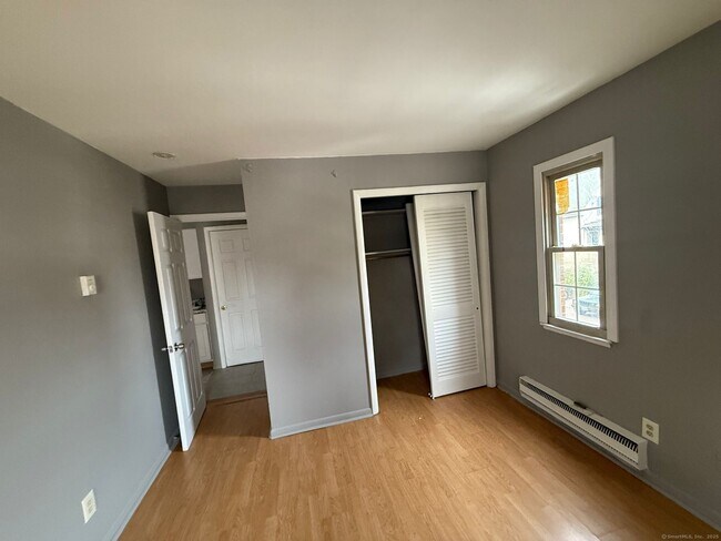 Building Photo - 240 Oak St