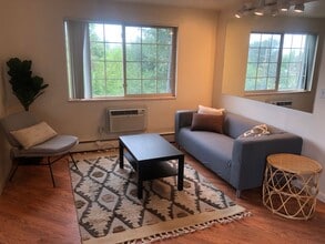 Building Photo - REDUCED! TOP FLOOR 2 BD/1 BA w/ washer/dry...