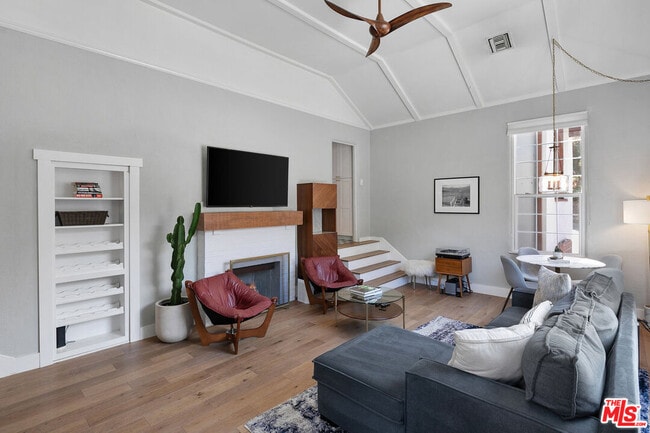 Building Photo - 2059 Laurel Canyon Blvd