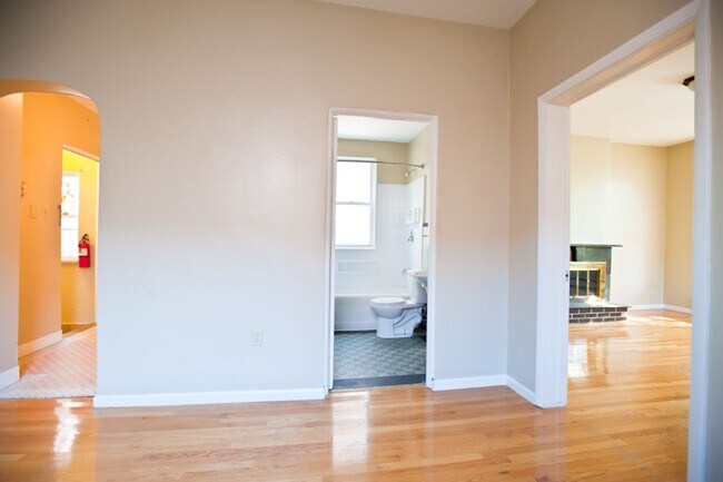 Building Photo - $1040-1 BD/1BA w Heat near Brady*** HALF OFF FIRST MONTH***