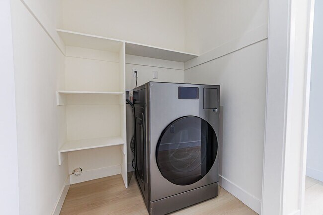 Building Photo - Hollywood Luxury Living | Spacious 3-Bed +...