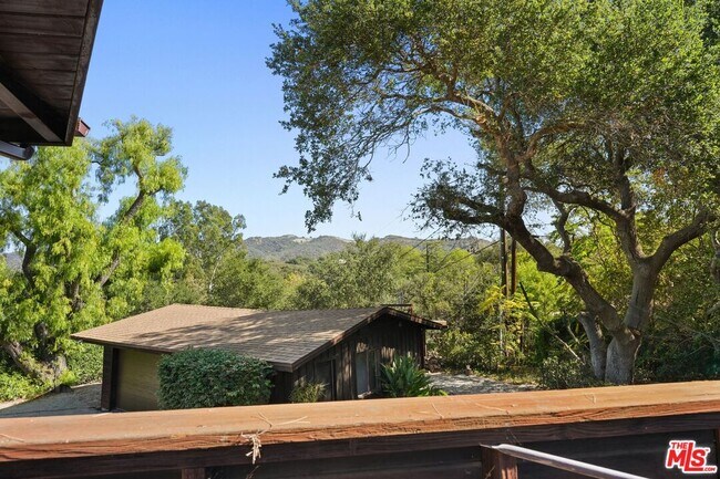 Building Photo - 21277 Entrada Rd