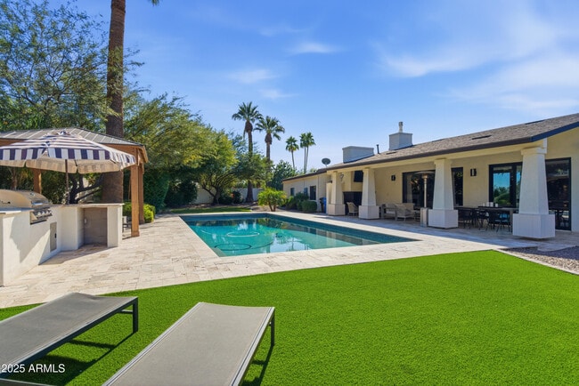 Building Photo - 4601 N Royal View Dr