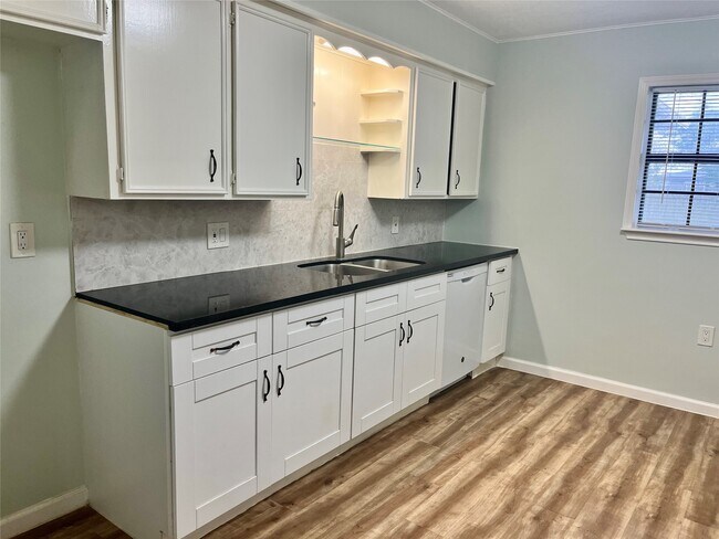 Building Photo - 1407 14th Ave N